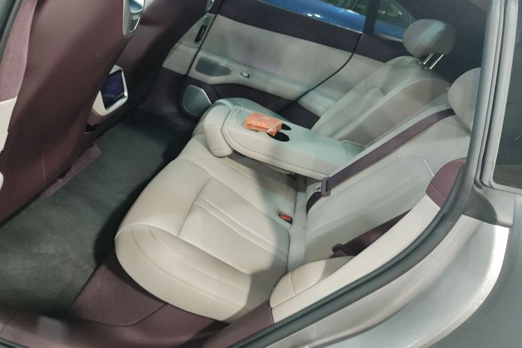 小米汽车 小米YU7 2025款 超长续航高性能四驱Max版中控内饰7004