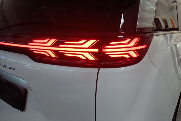 腾势D9 2022款 DM-i 1040 尊贵型车身外观6001