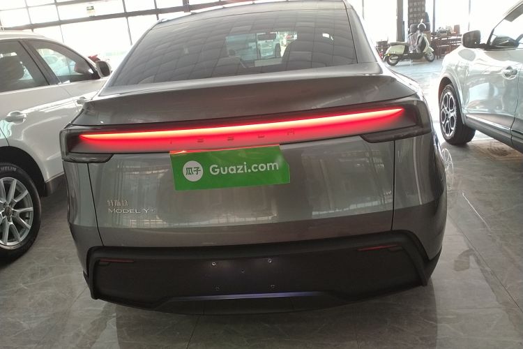 特斯拉 Model Y 2025款 长续航全轮驱动版车身外观6