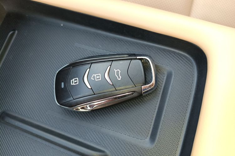 蓝电E5 PLUS 2025款 120km 标准旅行定制版 7座中控内饰7001