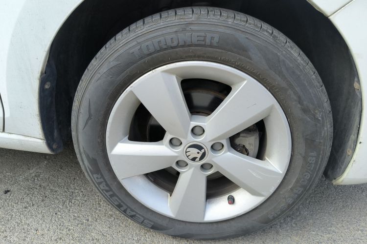 斯柯达 昕锐 2013款 1.6L 手动智选型车身外观10