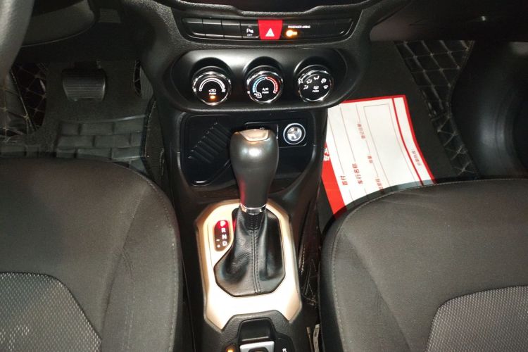 Jeep 自由侠 2017款 180T 自动高能版中控内饰18