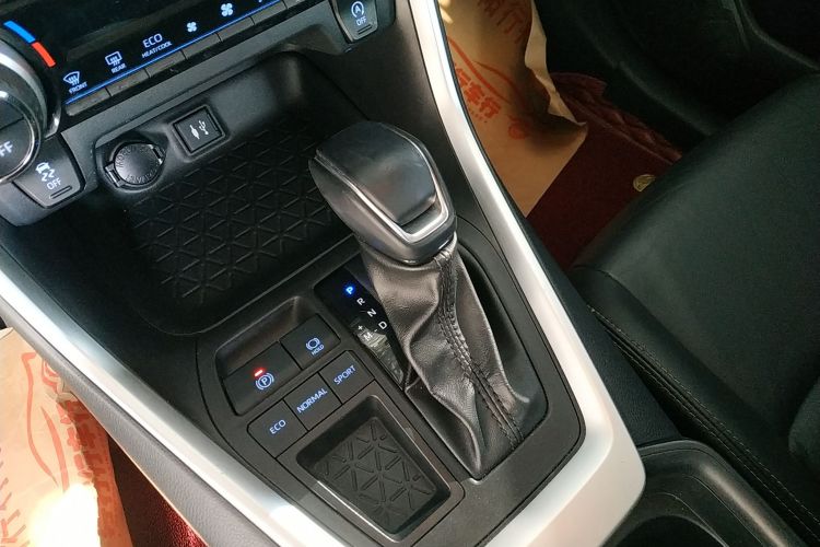 丰田 威兰达 2022款 2.0L CVT两驱豪华PLUS版中控内饰18