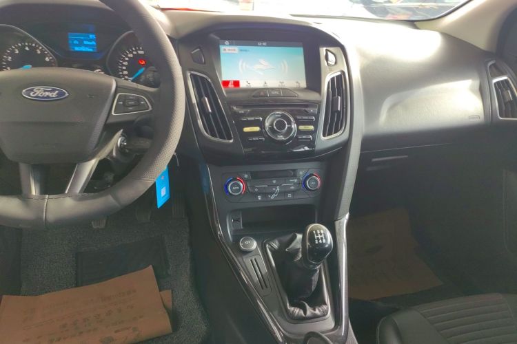 福特 福克斯 2017款 三厢 EcoBoost 125 手动超能风尚型智行版中控内饰16