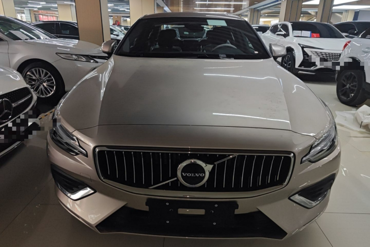 沃尔沃S60 2026款 B4 智逸豪华版车身外观2