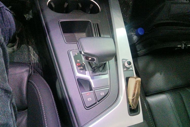 奥迪A4L 2023款 40 TFSI 时尚动感型中控内饰18