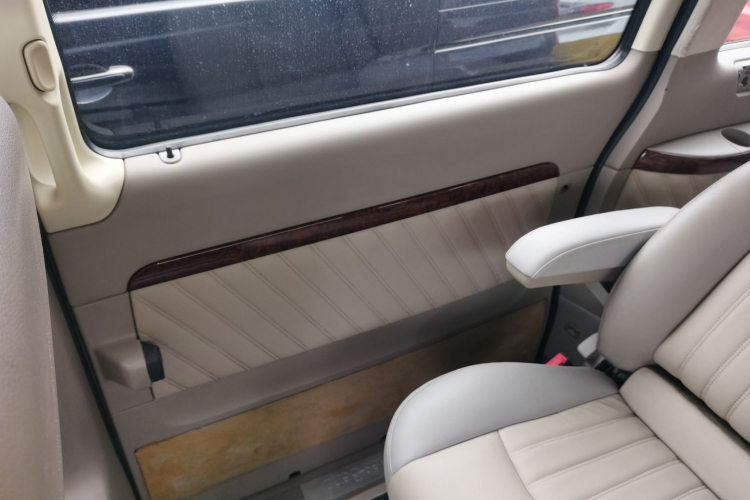 奔驰 唯雅诺 2013款 3.0L 舒适版中控内饰45