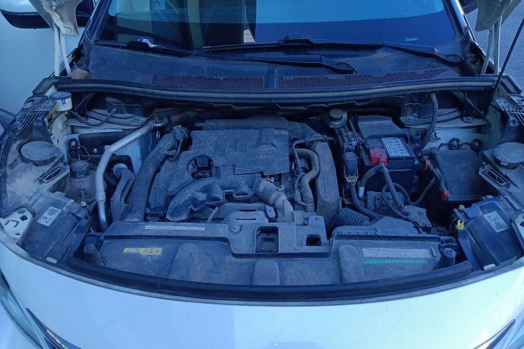 标致4008 2017款 350THP 精英版机舱底盘24