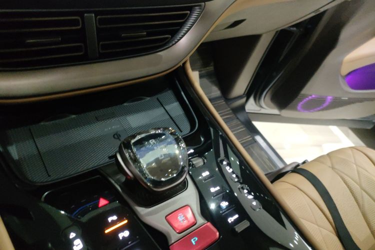 腾势D9 2022款 DM-i 970 四驱旗舰型中控内饰18