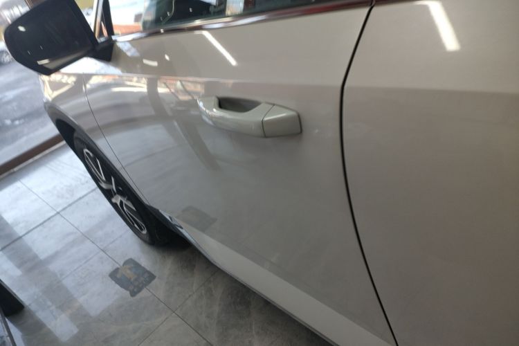 广汽传祺 传祺GS8 2022款 领航系列 2.0TGDI 两驱豪华智联版（七座）车身外观4