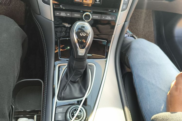 英菲尼迪Q50L 2018款 2.0T 逸享版 国V中控内饰18