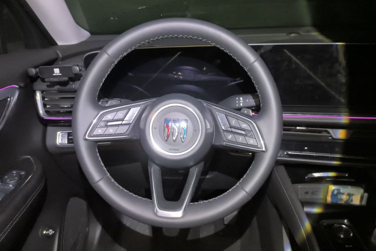 别克 2025款 昂科威Plus 28T 两驱白金版中控内饰13