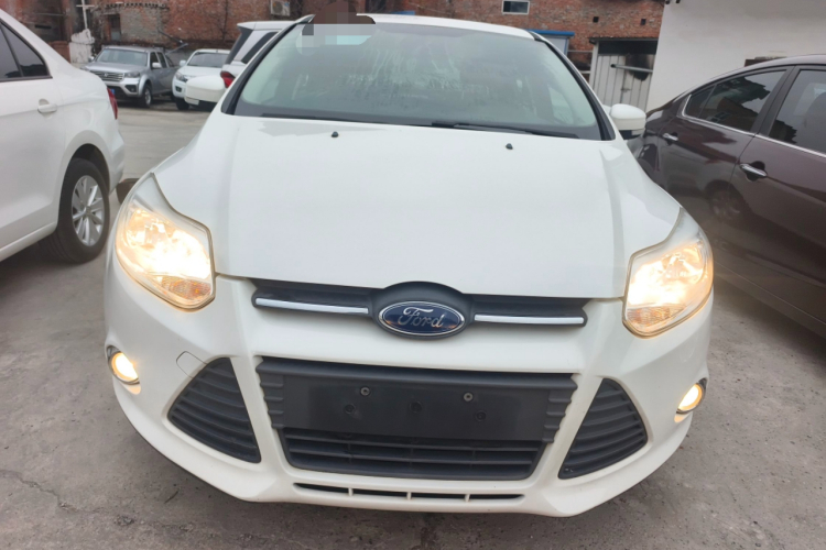 福特 福克斯 2012款 三厢 1.6L 自动风尚型车身外观2