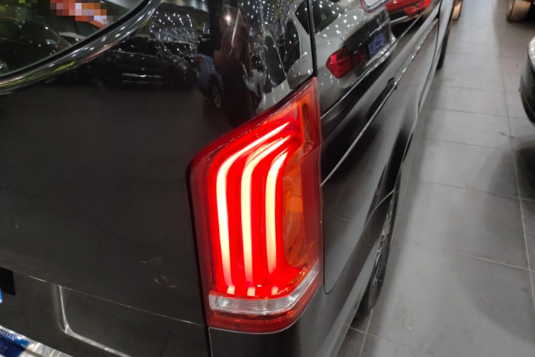 奔驰 威霆 2021款 2.0T 精英版 7座车身外观6001