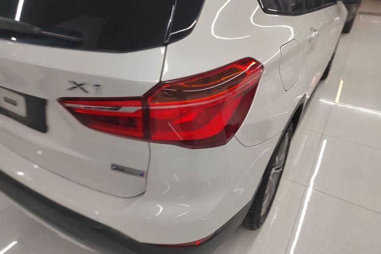 宝马X1 2016款 xDrive20Li 豪华型车身外观9