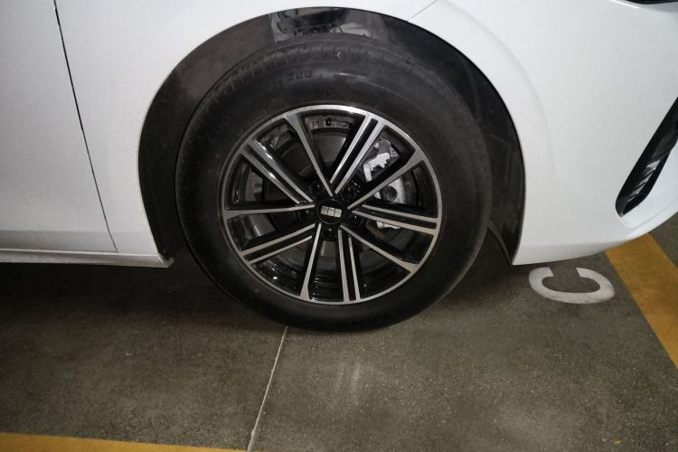 吉利银河 银河A7 2025款 EM-i 70km 豪享版车身外观10