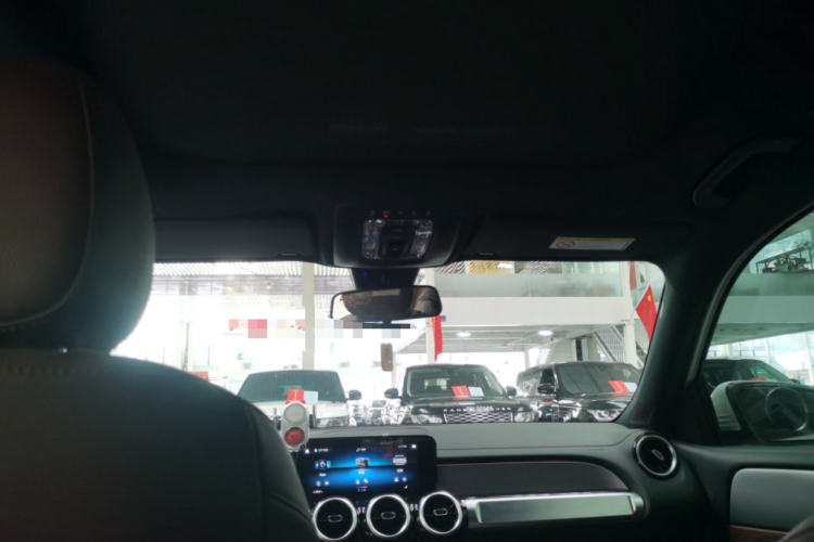 奔驰GLB 2023款 改款 GLB 200 动感型中控内饰22