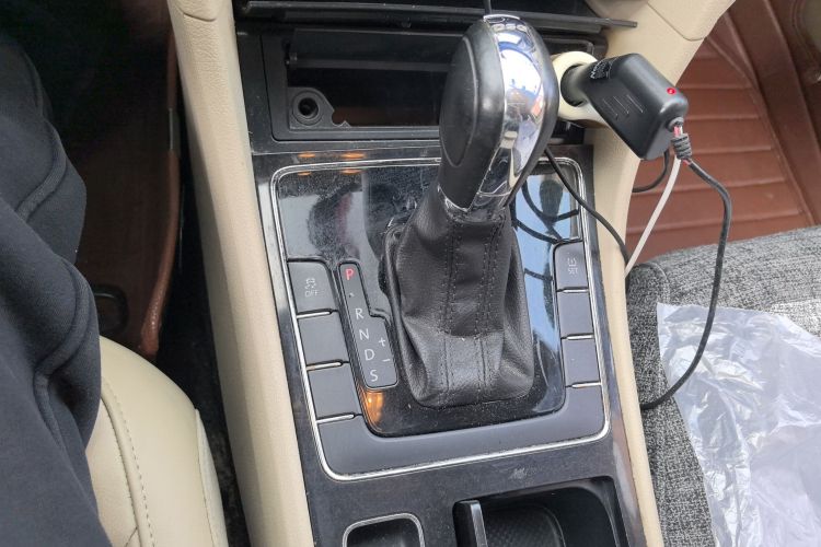 大众 帕萨特 2014款 1.8TSI DSG尊荣版中控内饰18