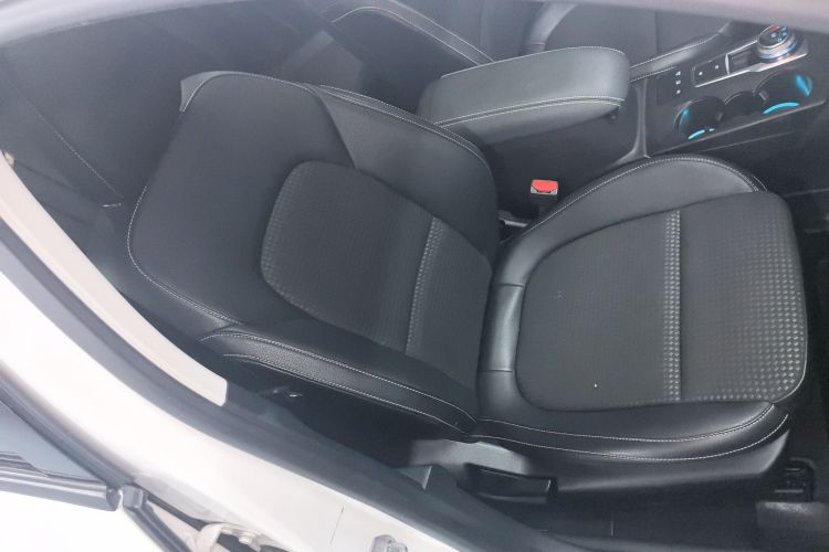 福特 福克斯 2020款 三厢 EcoBoost 180 自动锋潮型局部细节41