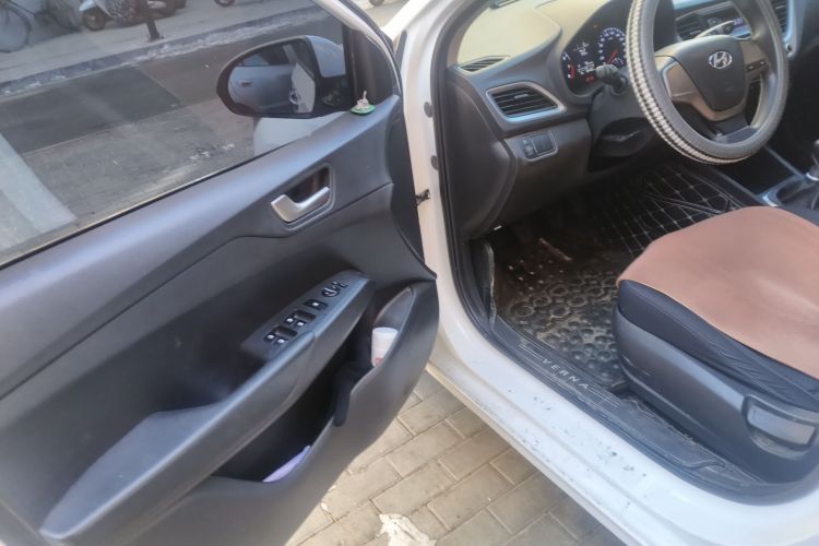 现代 悦纳 2016款 1.4L 手动炫酷版GLS中控内饰20