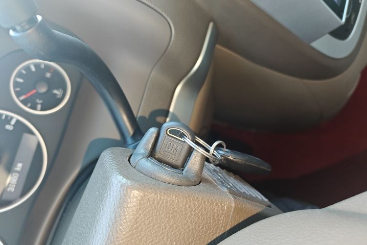 别克GL8 2014款 2.4L 经典版中控内饰11