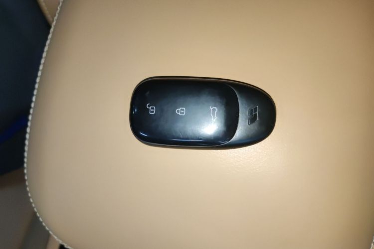 理想汽车 理想ONE 2020款 增程6座版中控内饰11