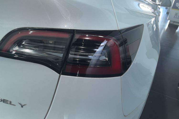 特斯拉 Model Y 2024款 后轮驱动版车身外观9