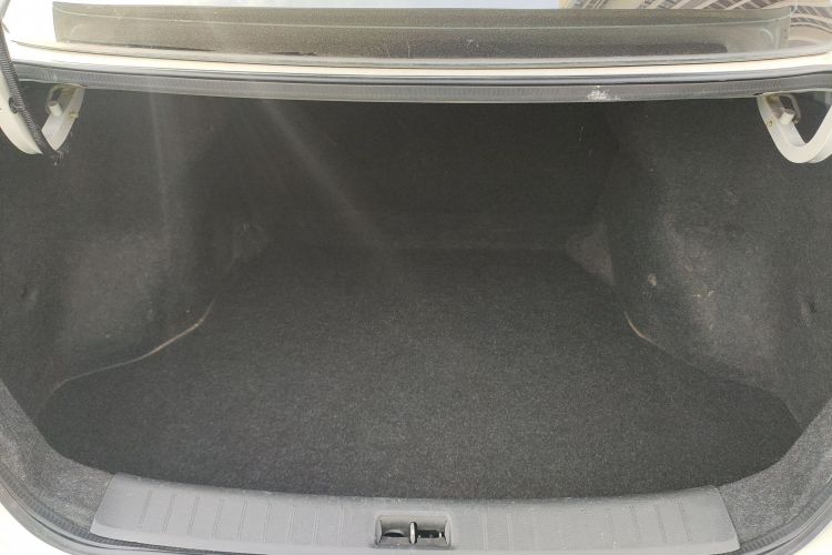 日产 轩逸 2019款 经典 1.6XE CVT舒适版机舱底盘23