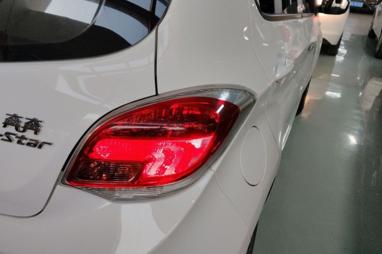 长安欧尚 奔奔E-Star 2021款 国民版 多彩款 磷酸铁锂（31.86kWh）车身外观9