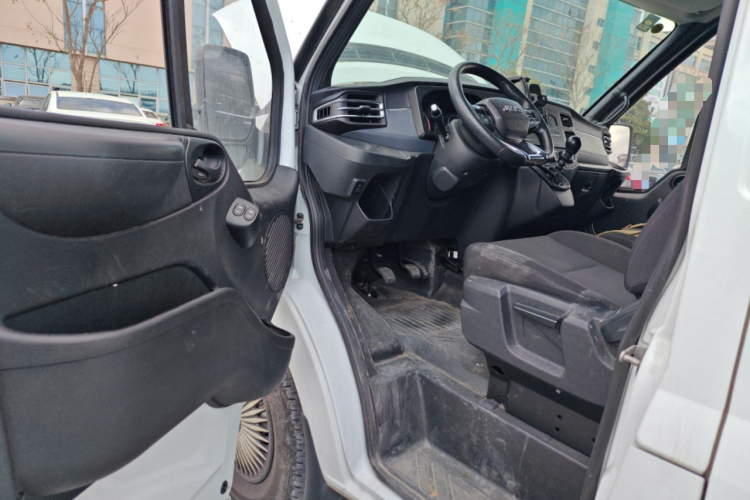 江铃福顺 2022款 2.0T 手动厢式运输车中轴中高顶3座中控内饰20