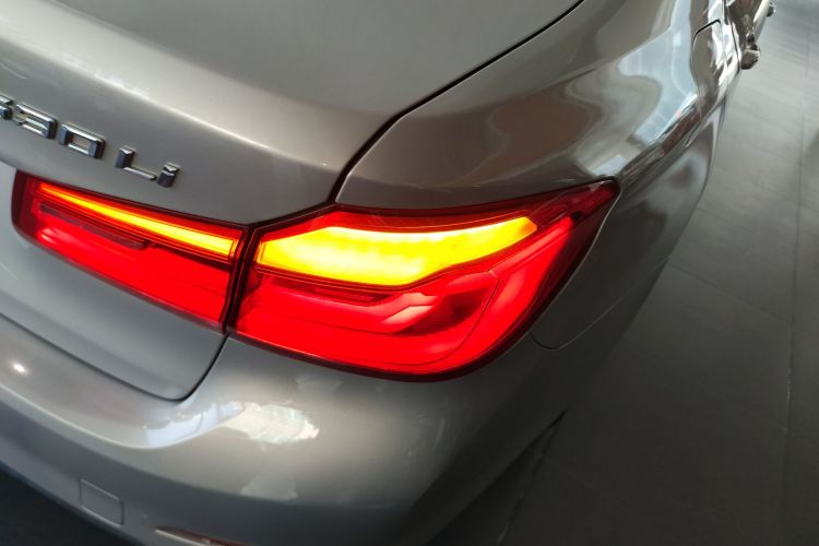 宝马5系 2018款 530Li 领先型 豪华套装车身外观9