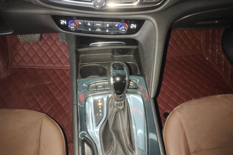 别克 君威 2017款 20T 精英型中控内饰18