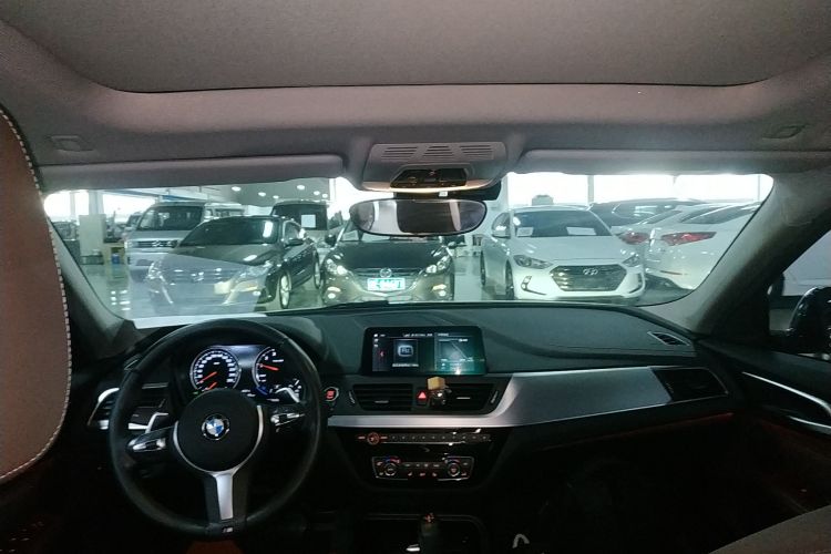 宝马1系 2019款 120i M运动套装中控内饰22