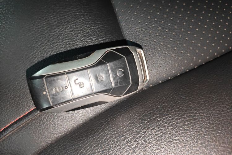 比亚迪 唐新能源 2018款 DM 2.0T 全时四驱智联创睿型 7座 国V中控内饰7001