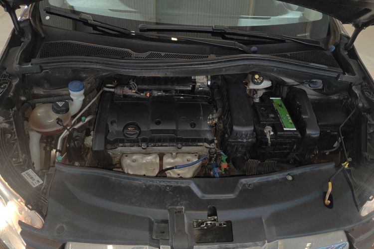 标致2008 2014款 1.6L 手动潮流版机舱底盘24