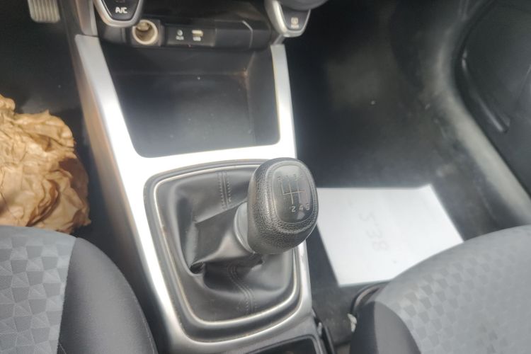 起亚K2 2017款 三厢 1.4L MT GLS局部细节18