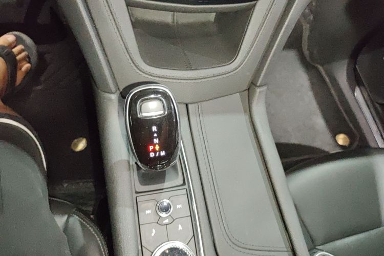 凯迪拉克XT5 2020款 28T 豪华型中控内饰18