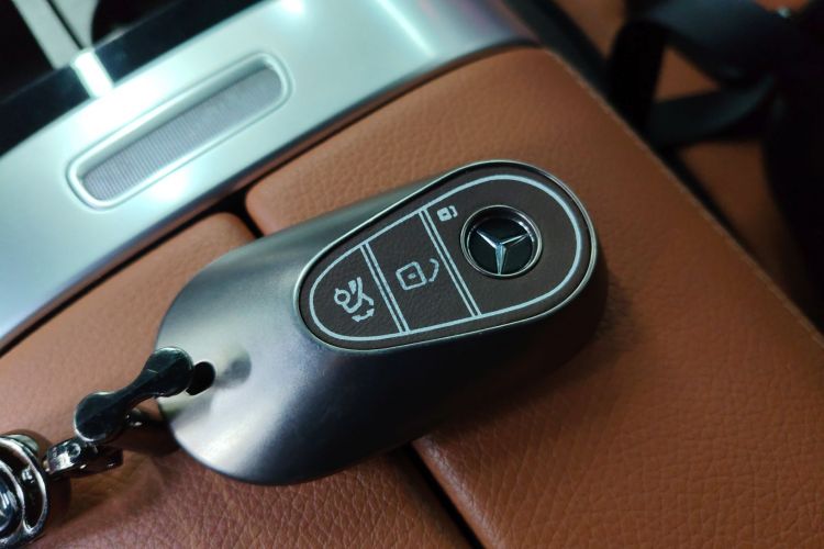 奔驰C级 2023款 C 200 L 运动版中控内饰11