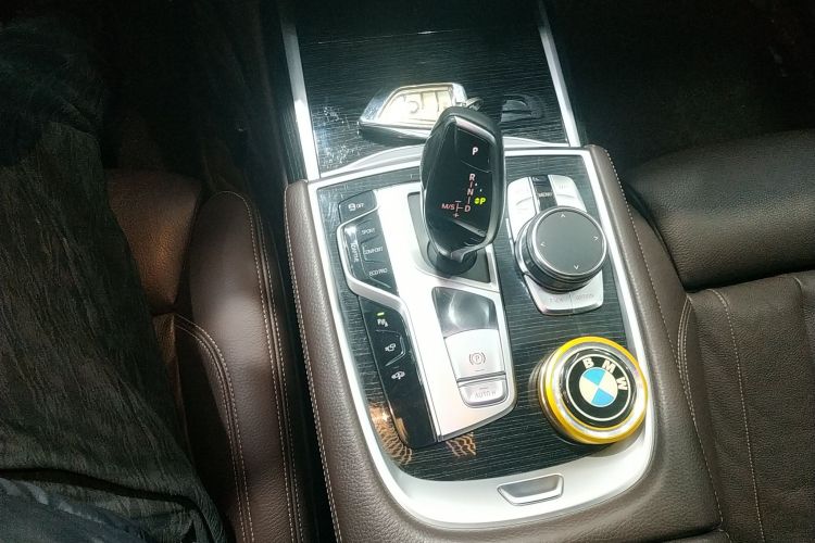 宝马7系 2018款 730Li 领先型 M运动套装中控内饰18