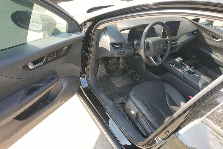 红旗E-QM5 2023款 改款 基础出行版中控内饰7003