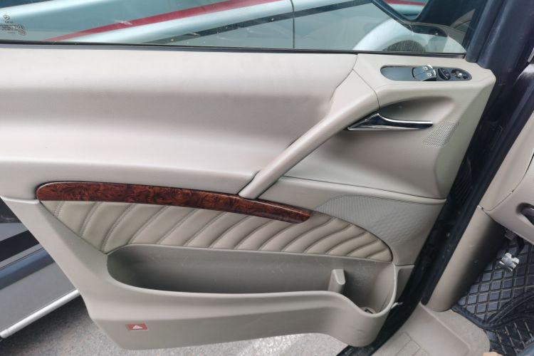 奔驰 唯雅诺 2013款 3.0L 舒适版中控内饰47