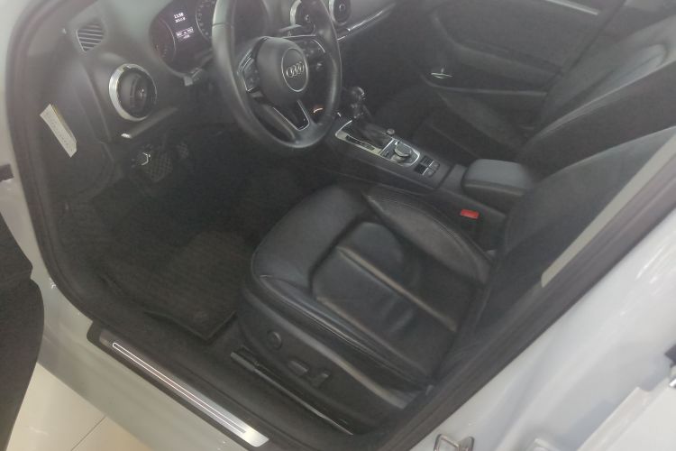 奥迪A3 2018款 30周年年型 Limousine 35 TFSI 风尚型中控内饰19