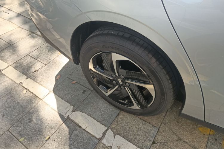 吉利银河 银河L6 2025款 EM-i 140km 星舰版车身外观6008