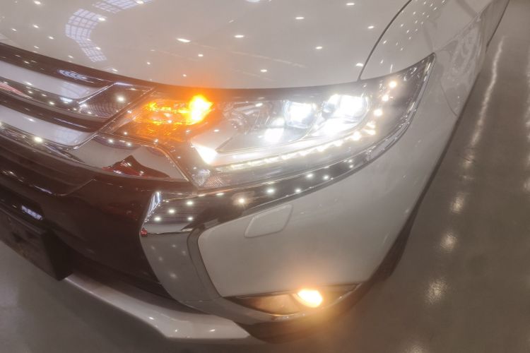 三菱 欧蓝德 2016款 2.4L 四驱精英版 5座局部细节36