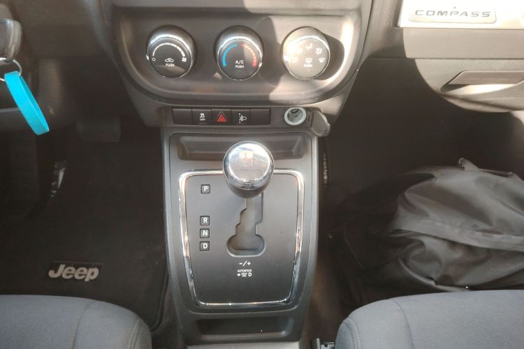 Jeep 指南者(进口) 2015款 2.0L 两驱运动版局部细节18