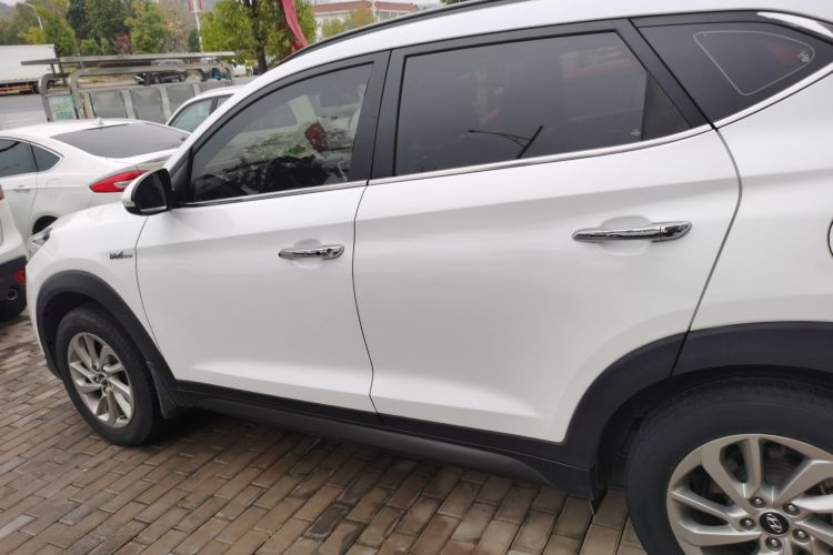 现代 途胜 2015款 1.6T 双离合两驱智能型车身外观4