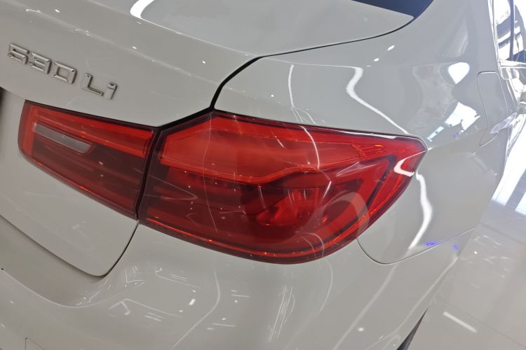 宝马5系 2019款 530Li 领先型 豪华套装车身外观9