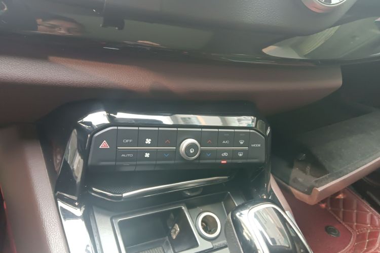 魏牌 VV7 2017款 2.0T 旗舰型中控内饰16