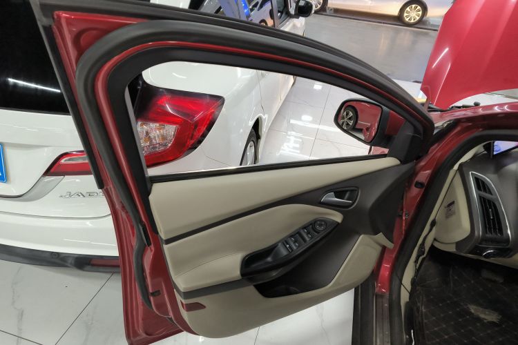 福特 福克斯 2012款 三厢 1.6L 自动风尚型中控内饰47