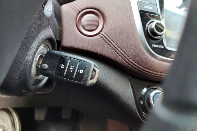 长安 凌轩 2017款 1.6L 手动幸福型中控内饰11